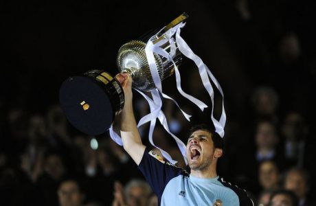 VALENCIA, SPAIN - APRIL 20:  Iker Casillas of Real Madrid holds up the Copa del Rey trophy after defeating Barcelona at the Copa del Rey Final between Real Madrid and Barcelona at Estadio Mestalla on April 20, 2011 in Valencia, Spain. Real Madrid won 1-0. (Photo by David Ramos/Getty Images)
