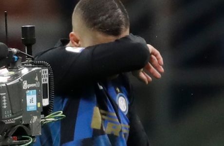 Inter Milan's Mauro Icardi leaves the field at the end of an Italian Serie A soccer match between Inter Milan and Atalanta, at the San Siro stadium in Milan, Italy, Sunday, April 7, 2019. (AP Photo/Luca Bruno)
