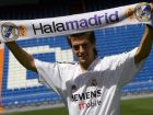 MADRID, SPAIN:  Real Madrid's new British player Jonathan Woodgate poses with the club's scarf during his presentation at Santa Bernabeu Stadiun in Madrid, 21 August 2004. England international defender Jonathan Woodgate, Real Madrid's new recruit from Newcastle, will be out of action for a month but that did not deter the Spanish giants from signing him, British media reported 21 August.    AFP PHOTO / PEDRO ARMESTRE  (Photo credit should read PEDRO ARMESTRE/AFP/Getty Images)