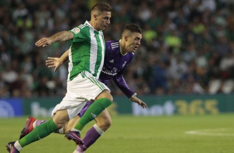 Real Madrid's Mateo Kovacic, right, and Betis' Joaquin Sanchez, left, fight for the ball during their La Liga soccer match at the Benito Villamarin stadium, in Seville, Spain on Saturday, Oct. 15, 2016. (AP Photo/Angel Fernandez)
