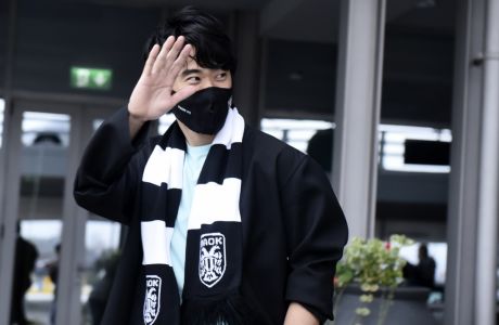 Japanese soccer player Shinji Kagawa waves upon his arrival at the airport in Thessaloniki, Greece, Tuesday, Jan. 26, 2021. Former Manchester United and Borussia Dortmund midfielder Shinji Kagawa has moved to PAOK based in the northern Greek city of Thessaloniki, the soccer club announced on Wednesday, Jan. 27, 2021. (AP Photo/Giannis Papanikos)