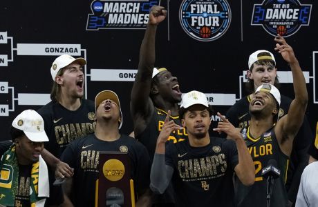 Οι παίκτες του Μπέιλορ έτοιμοι να γιορτάσουν την κατάκτηση του NCAA στην απονομή του τροπαίου