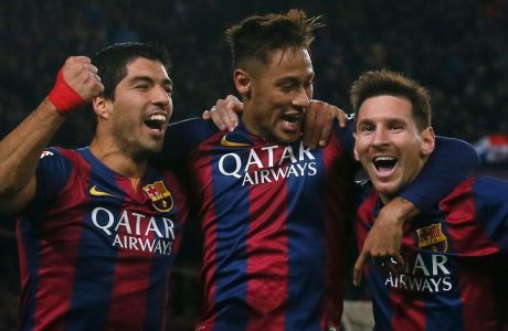 (L-R) Barcelona's Luis Suarez, Neymar and Lionel Messi celebrate a goal against Atletico Madrid during their Spanish First division soccer match at Camp Nou stadium in Barcelona January 11, 2015. REUTERS/Albert Gea (SPAIN - Tags: SPORT SOCCER)