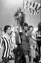 COPPA DEI CAMPIONI--Un' immagine d' archivio risalente al 30 maggio 1973: Johan Cruijff, sinistra, capitano dell' Ajax, solleva la Coppa dei Campioni insieme al suo compagno di squadra Barry Hulshoff, dopo aver battuto la Juventus per 1 a 0 nella finale disputata a Belgrado. La Juventus ha ottenuto la sua rivincita ieri sera, battendo ai rigori la squadra olandese. (Ap Photo/files)