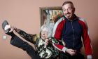 Η Άγκνες Κελέτι, με τον γιο της, Ραφαέλ, στο σπίτι της στη Βουδαπέστη. Είναι σχεδόν 100 ετών, αλλά μπορεί να κάνει πράγματα που είναι πολύ δύσκολα για όλους μας