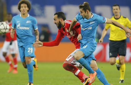 Benficas Kostas Mitroglou, center left, and Zenits Mauricio, center right, challenge for the ball during their Champions League League Round of 16 second leg soccer match between Zenit and Benfica at Petrovsky stadium in St.Petersburg, Russia, Wednesday, March 9, 2016. (AP Photo/Dmitri Lovetsky)