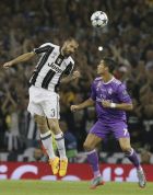 Juventus' Giorgio Chiellini, left, challenges for the ball with Real Madrid's Cristiano Ronaldo during the Champions League final soccer match between Juventus and Real Madrid at the Millennium Stadium in Cardiff, Wales, Saturday June 3, 2017. (AP Photo/Tim Ireland)