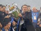 Inter Milan's manager Jose Mourinho (C) holds the trophy following their Champions League final soccer match against Bayern Munich at the Santiago Bernabeu stadium in Madrid May 22, 2010.     REUTERS/Kai Pfaffenbach (SPAIN  - Tags: SPORT SPORT SOCCER)  