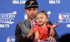 epa04771731 Golden State Warriors guard Stephen Curry speaks during a press conference with his daughter Riley (R) after defeating the Houston Rockets in Game five of the NBA Western Conference Finals at Oracle Arena in Oakland, California, USA, 27 May 2015. The Warriors will face the NBA Eastern Conference Champions the Cleveland Cavaliers in the Finals.  EPA/MONICA M. DAVEY CORBIS OUT