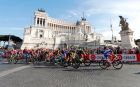 Το πελοτόν στους δρόμους της Ρώμης, μπροστά από το Μνημείο του Άγνωστου Στρατιώτη (Giro 2018). 