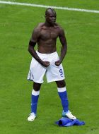 FILE- In this June 28, 2012 file photo, Italy's Mario Balotelli celebrates scoring his side's second goal during the Euro 2012 soccer championship semifinal match between Germany and Italy in Warsaw, Poland. Four years after his goals propelled Italy into the European Championship final, Mario Balotelli won't even get a chance to play in this year's tournament. (AP Photo/Vadim Ghirda, File)