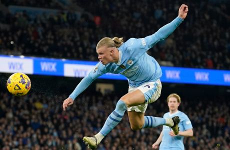 Manchester City¥s Erling Haaland kicks the ball during the English Premier League soccer match between Manchester City and Chelsea at the Etihad stadium in Manchester, England, Saturday, Feb. 17, 2024. (AP Photo/Dave Thompson)
