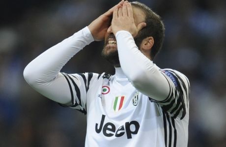 Juventus' Gonzalo Higuain reacts after a missed chance to score during the Champions League round of 16, first leg, soccer match between FC Porto and Juventus at the Dragao stadium in Porto, Portugal, Wednesday, Feb. 22, 2017. (AP Photo/Paulo Duarte)