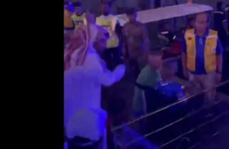 Χάος στην Σαουδική Αραβία οπού παίκτης ρίχνει νερό σε φίλαθλο κι εκείνος απαντάει με μαστίγωμα