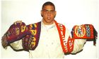 Ο Ρονάλντο με το κασκόλ της συνάντησης της PSV με την Μπαρτσελόνα για τα προημιτελικά του Κυπέλλου UEFA της σεζόν 1995/96. Ο Βραζιλιάνος δεν μπόρεσε να αγωνιστεί σε αυτά τα παιχνίδια λόγω τραυματισμού. 
