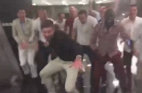 Τρελός χορός των παικτών της Λίβερπουλ με οργανωτή τον Τζέραρντ