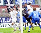 Ο Τσόλο Σιμεόνε σκοράρει για τη Λάτσιο μέσα στο γήπεδο της Κόμο σε ματς της Serie A (17/11/2002)