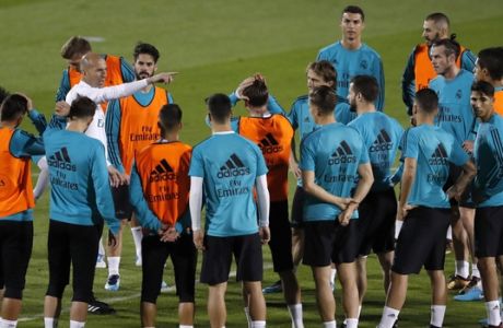 Real Madrid's head coach Zinedine Zidane, third left, gives directions to his players during a training session in Abu Dhabi, United Arab Emirates, Monday, Dec. 11, 2017. Real Madrid will play against Al Jazira Club on Wednesday in a Club World Cup semifinal soccer match. (AP Photo/Hassan Ammar)