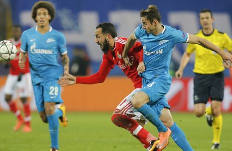 Benficas Kostas Mitroglou, center left, and Zenits Mauricio, center right, challenge for the ball during their Champions League League Round of 16 second leg soccer match between Zenit and Benfica at Petrovsky stadium in St.Petersburg, Russia, Wednesday, March 9, 2016. (AP Photo/Dmitri Lovetsky)