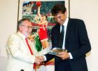 Ο Σωκράτης Κόκκαλης δίνει την αναμνηστική πλακέτα στον Παναγιώτη Φασούλα στην εκδήλωση της ΚΑΕ Ολυμπιακός για την αποχώρησή του διεθνή άσου