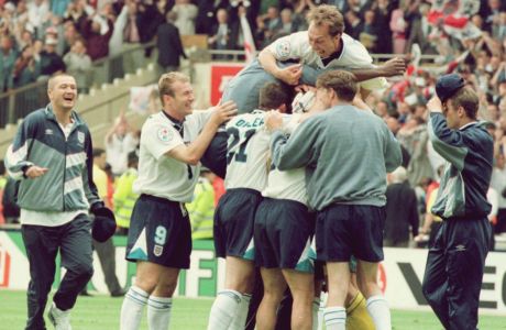 Παίκτες της Αγγλίας πανηγυρίζουν την πρόκριση επί της Ισπανίας από τα προημιτελικά του Euro 1996 στο 'Γουέμπλεϊ', Λονδίνο, Σάββατο 22 Ιουνίου 1996