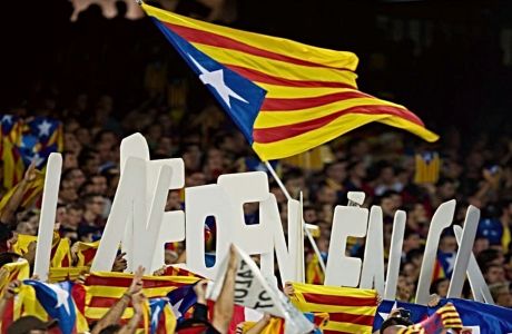 "Ανεξαρτησία" και estelada, η σημαία της ανεξαρτησίας της Καταλονίας στις κερκίδες του "Καμπ Νόου".
