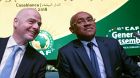 Ο Αχμάντ Αχμάντ δίπλα στον χαμογελαστό Τζιάνι Ινφαντίνο, τον πρόεδρο της FIFA
