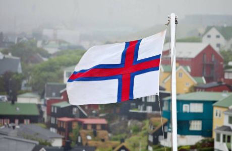 Flagge der Faeroeer vor Haeusern im Nebel, Faeroeer, Streymoy, Torshavn flag of the Faeroeer in front of houses in mist, Faroe Islands, Streymoy, Torshavn BLWS604600 Copyright: xblickwinkel/S.xZiesex 