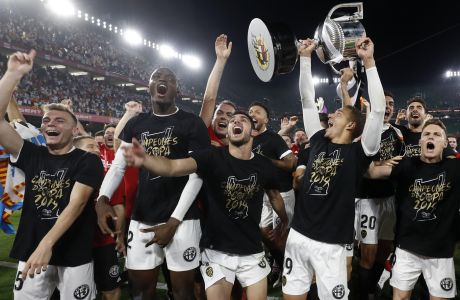 Οι παίκτες της Βαλένθια γιορτάζουν την κατάκτηση του Copa Del Rey, έχοντας κερδίσει στον τελικό την Μπαρτσελόνα, στο γήπεδο Benito Villamarin, το Σάββατο 25 Μαΐου 2019