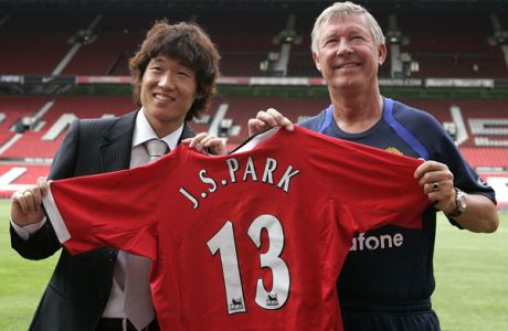 Manchester United's new signing, Park Ji-sung of South Korea (L), poses with club manager Sir Alex Ferguson at Old Trafford in Manchester July 14, 2005. Ferguson believes new signing Park could emerge as a successor to Old Trafford favourite Ryan Giggs.   REUTERS/Matthew Roberts

ÇÑ±¹ ÃÖÃÊÀÇ ÇÁ¸®¹Ì¾î ¸®°Å ¹ÚÁö¼º(¿ÞÂÊ)ÀÌ 14ÀÏ ¸ÇÃ¼½ºÅÍ À¯³ªÀÌÆ¼µåÀÇ È¨±¸ÀåÀÎ ¿ÃµåÆ®·¡Æ÷µå½ºÅ¸µð¿ò¿¡¼­ ÀÔ´Ü½ÄÀ» °¡Áø ÈÄ ¾Ë·º½º ÆÛ°Å½¼ °¨µ¶°ú ÇÔ²² Æ÷Áî¸¦ ÃëÇÏ°í ÀÖ´Ù.(·ÎÀÌÅÍ=¿¬ÇÕ´º½º)
<ÀúÀÛ±ÇÀÚ ¨Ï 2005 ¿¬ ÇÕ ´º ½º. ¹«´ÜÀüÀç-Àç¹èÆ÷ ±ÝÁö.>
