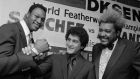 Ο Σαλβαδόρ Σάντσες, πρωταθλητής WBC στην κατηγορία φτερούν, με τον πρωταθλητή βαρέων βαρών, Λάρι Χολμς, και τον promoter Ντον Κινγκ, Νέα Υόρκη, Τετάρτη 23 Ιουνίου 1982