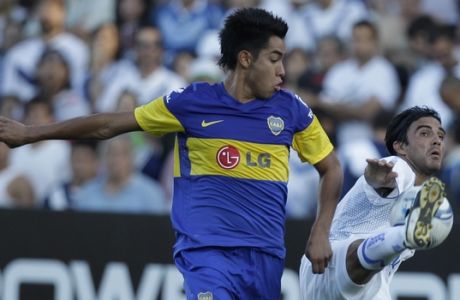 Boca Juniors' Sergio Araujo, left, fights for the ball with Velez Sarsfield's Fabian Cubero during an Argentina's league soccer match in Buenos Aires, Argentina,  Sunday, Nov. 6, 2011. (AP Photo/Daniel Jayo)