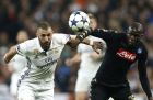 Real Madrid's Karim Benzema fights for the ball against Napoli's Kalidou Koulibaly during the Champions League round of 16, first leg, soccer match between Real Madrid and Napoli at the Santiago Bernabeu stadium in Madrid, Wednesday Feb. 15, 2017. (AP Photo/Daniel Ochoa de Olza)