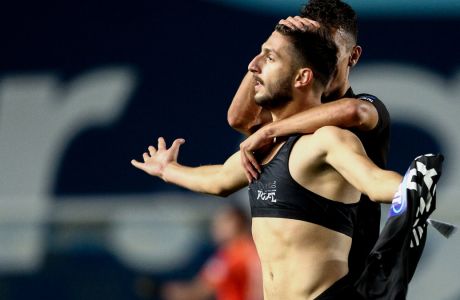 Ο Νινούα πανηγυρίζει το εκπληκτικό γκολ-φάουλ που πέτυχε στο Αγρίνιο, οδηγώντας τον ΠΑΟΚ στην επικράτηση με το τελικό 1-3 επί του Παναιτωλικού για την 7η αγωνιστική της Super League Interwetten 2020-2021. (ΦΩΤΟΓΡΑΦΙΑ: ΑΝΤΩΝΗΣ ΝΙΚΟΛΟΠΟΥΛΟΣ / EUROKINISSI)