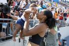 Η Άλισον Φίλιξ με την κόρη της Μακρίν, μετά τον τελικό των 400 μέτρων στο Παναμερικανικό του περασμένου Ιουλίου. 