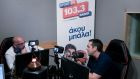Ο Αλέξης Τσίπρας με τον Τσάρλυ στο στούντιο του Sport24 Radio 103,3