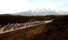 Το πελοτόν στο 9ο ετάπ του Giro d'Italia του 2011, με την Αίτνα να δεσπόζει στο βάθος. Φέτος οι αθλητές θα ανέβουν στο ηφαίστειο στο 3ο ετάπ.