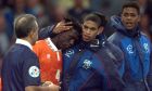 Ο Μίχαελ Ράιζιγκερ και ο Πάτρικ Κλάιφερτ παρηγορεί τον Κλάρενς Ζέεντορφ έπειτα από την ήττα της Ολλανδίας στα πέναλτι από τη Γαλλία για τα προημιτελικά του Euro 1996 στο 'Άνφιλντ', Λίβερπουλ, Σάββατο 22 Ιουνίου 1996