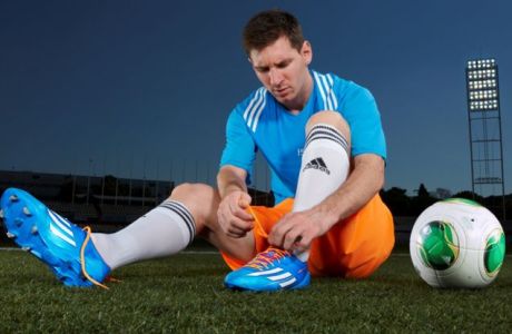 Δέκα ζευγάρια ποδοσφαιρικά παπούτσια για σένα