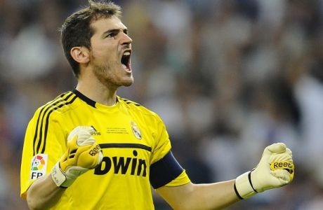 Real Madrid's goalkeeper Iker Casillas celebrates his team's second goal against Barcelona during their Spanish Supercup first leg soccer match at the Santiago Bernabeu stadium in Madrid August 14, 2011.     REUTERS/Felix Ordonez (SPAIN  - Tags: SPORT SOCCER) ORG XMIT: ACO40