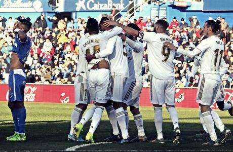 Οι ποδοσφαιριστές της Ρεάλ Μαδρίτης πανηγυρίζουν το 3-0 επί της Χετάφε