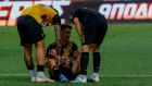Ο δακρυσμένος Πέτρος Μάνταλος δέχεται βοήθεια από τον Μάρκο Λιβάγια και τον Σιμόες για να σηκωθεί, μετά από την ήττα της ΑΕΚ από την Ξάνθη για τη Super League 2019-2020 στο Ολυμπιακό Στάδιο, Κυριακή 25 Αυγούστου 2019