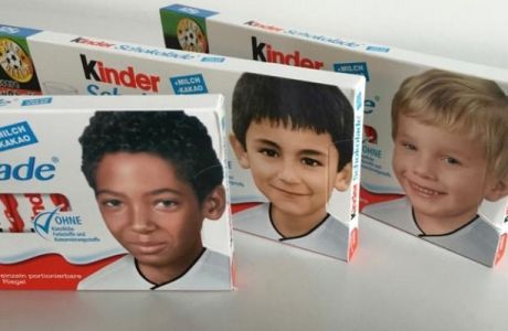 Η Kinder ξεφτίλισε ρατσιστικό κίνημα με τη βοήθεια Γερμανών ποδοσφαιριστών 
