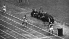Ο Έμιλ Ζάτοπεκ στον τερματισμό των 5.000μ. στους Ολυμπιακούς Αγώνες 1952, Ελσίνκι, Πέμπτη 24 Ιουλίου 1952