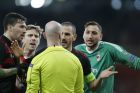 AC Milan's Leonardo Bonucci argues with referee Jonas Eriksson after he assigns a penalty to Arsenal during the Europa League round of 16 second leg soccer match between Arsenal and AC Milan at the Emirates stadium in London, Thursday, March, 15, 2018. (AP Photo/Alastair Grant)