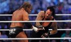 Στιγμιότυπο από τον αγώνα του Triple H (αριστερά) με τον Undertaker (δεξιά) για τη WrestleMania XXVII στο 'Τζόρτζια Ντομ', Ατλάντα, Κυριακή 3 Απριλίου 2011