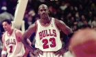 Ο Μάικλ Τζόρνταν των Σικάγο Μπουλς σε στιγμιότυπο της αναμέτρησης με τους Ουάσιγκτον Γουίζαρντς για το NBA 1997-1998 στο 'Γιουνάιτεντ Σέντερ', Σικάγο, Τετάρτη 12 Νοεμβρίου 1997