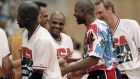 Οι Μάικλ Τζόρνταν, Τσαρλς Μπάρκλεϊ, Λάρι Μπερντ και Μάτζικ Τζόνσον έχουν περικυκλώσει τον Οσκάρ Σμιντ μετά από τη νίκη των ΗΠΑ επί της Βραζιλίας με 127-83 στο τουρνουά μπάσκετ των Ολυμπιακών Αγώνων 1992, Βαρκελόνη, Παρασκευή 31 Ιουλίου 1992