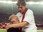 O φαν Μπάστεν στην αγκαλιά του Αρίγκο Σάκι, μετά την κατάκτηση του κυπέλλου πρωταθλητριών (Μάιος του 1989) στον τελικό όπου η Μίλαν συνάντησε τη Στεάουα. 