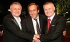 O Mισέλ Πλατινί στα χρόνια της προεδρίας του, στην UEFA με τον άμεσο συνεργάτη του, Γκριγκόρι Σουρκίς (δεξιά) και τον αδελφό του τελευταίου, Ιγκόρ, προέδρου της Ντίναμο Κιέβου (αριστερά).